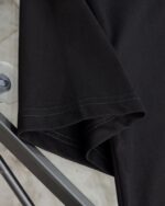 Gucci（グッチ） コピー 芸能人 ベルトロゴダブルgテーププリントラウンドネック半袖Tシャツ