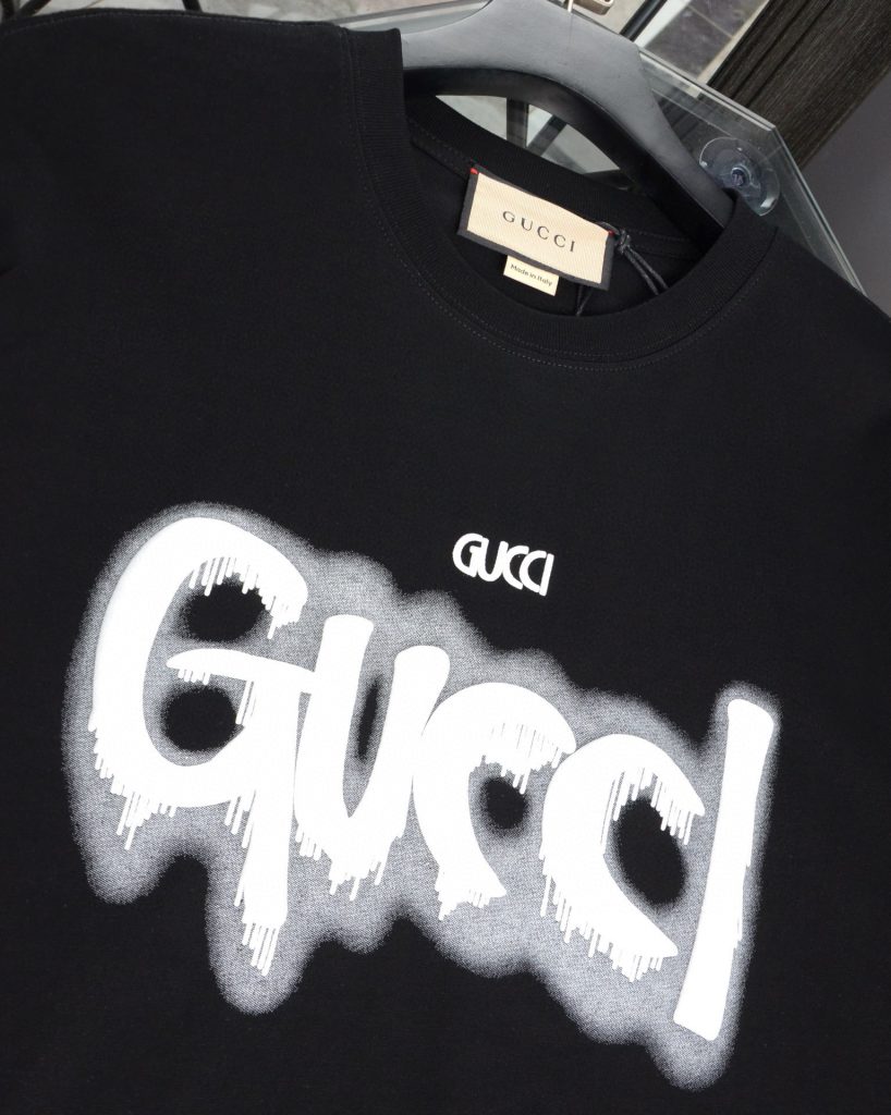 Gucci（グッチ） 芸能人コピー 新作落書きアルファベットロゴラウンドネック半袖Tシャツ 激安通販