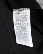 Gucci（グッチ） コピー 芸能人 ベルトロゴダブルgテーププリントラウンドネック半袖Tシャツ