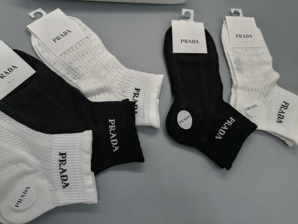 PRADA (プラダ)スーパーコピー すかし彫り超薄女性用靴下 包装付き【一箱五足】高品質
