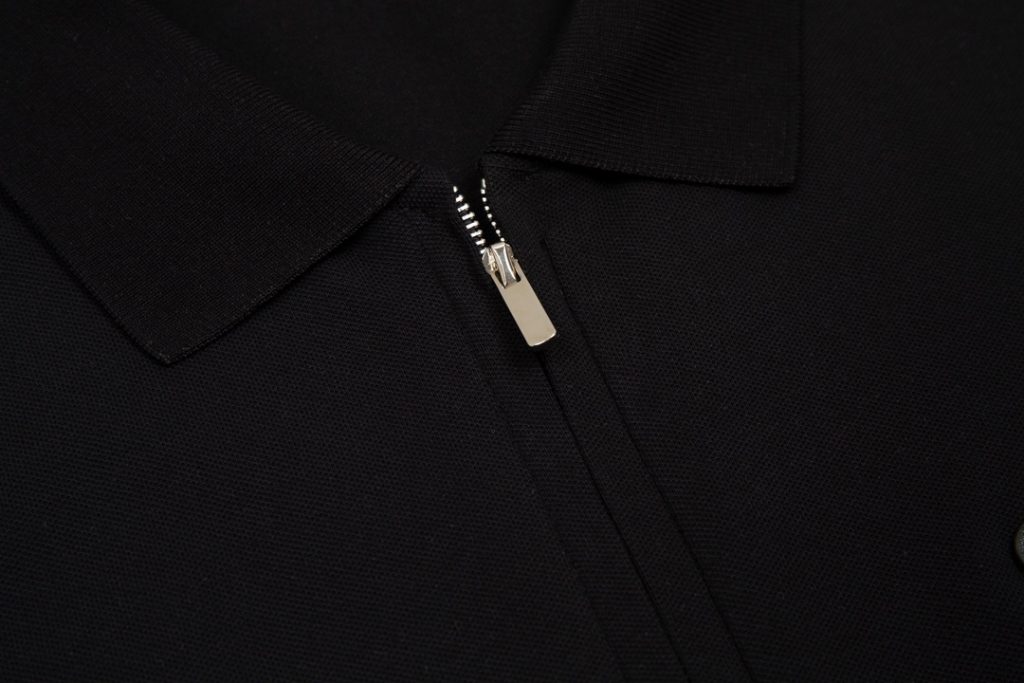 PRADA(プラダ ) 2024春夏新作ニットストレッチの折り襟Tシャツです