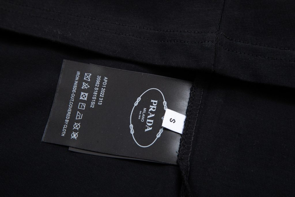  PRADA(プラダ ) 業界最高い品質スーパーコピー アルファベットプリントオシャレカジュアル半袖Tシャツ