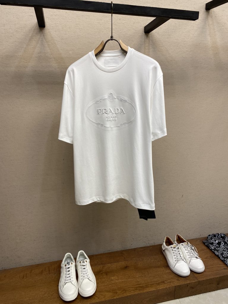 PRADA(プラダ ) 入手困難 業界最高い品質 偽物 おしゃれカジュアルロゴプリント半袖Tシャツ