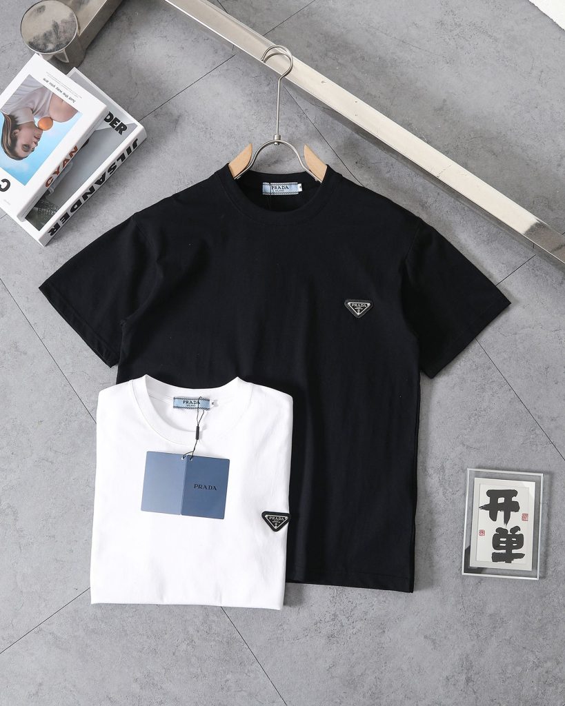 PRADA(プラダ) 入手困難 コピー 定番ベーシックタイプカジュアル半袖Tシャツ