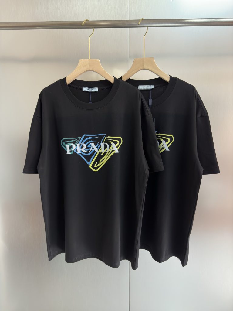 PRADA(プラダ ) コピー 半袖Tシャツ 存在感のあるプラダの t シャツ ブランドのエッセンス 優れたデザイン