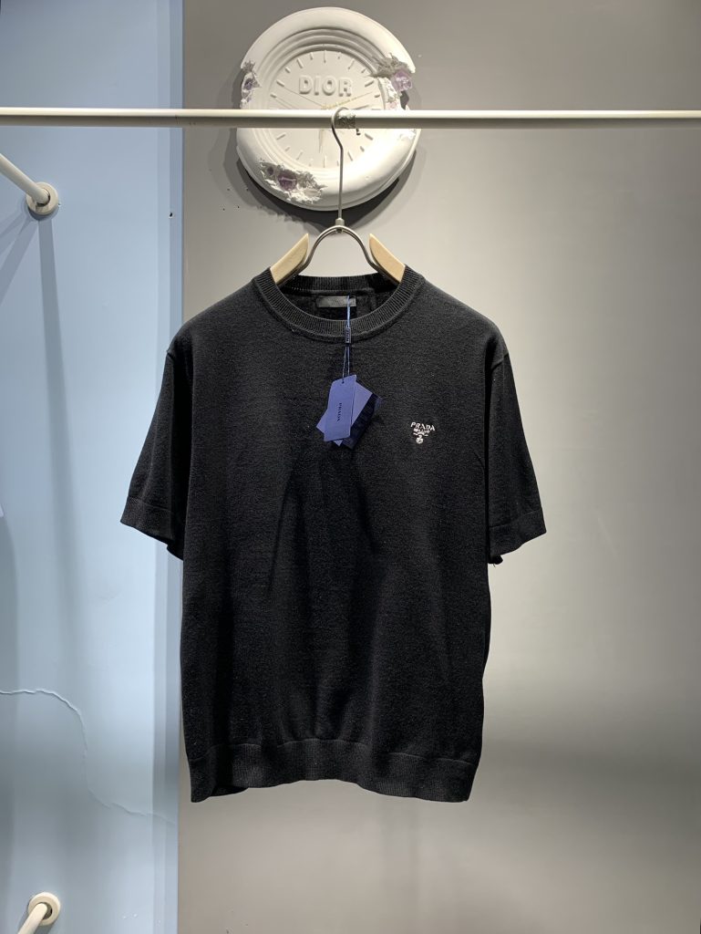 入手困難 新作到着!! オシャレプラダ アウトレットtシャツ スーパーコピー ブランドの特徴 優れたデザイン