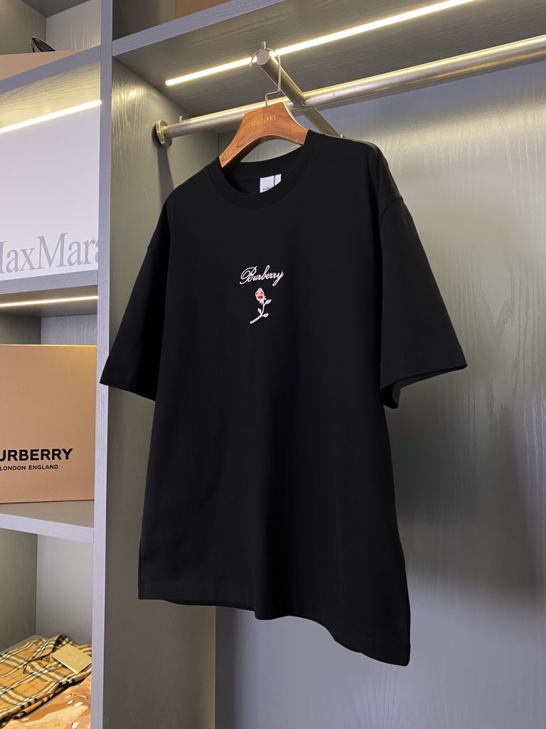 新作入荷格安 バーバリー 偽物 業界最高い品質 バラプリント半袖Tシャツ