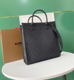 新作入荷格安 入手困難メンズ バーバリーバッグ偽物