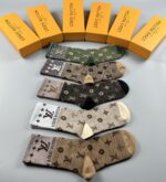 ルイヴィトン 偽物 限定販売 最高品質 抗菌防臭 吸汗速乾 中筒靴下 五足組