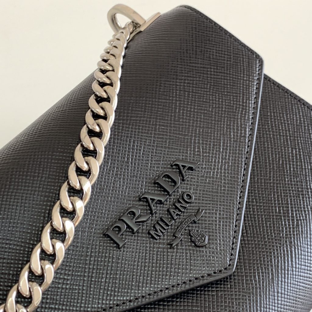  人気セール プラダ コピー  輸入 Saffiano レザーショルダーバッグ