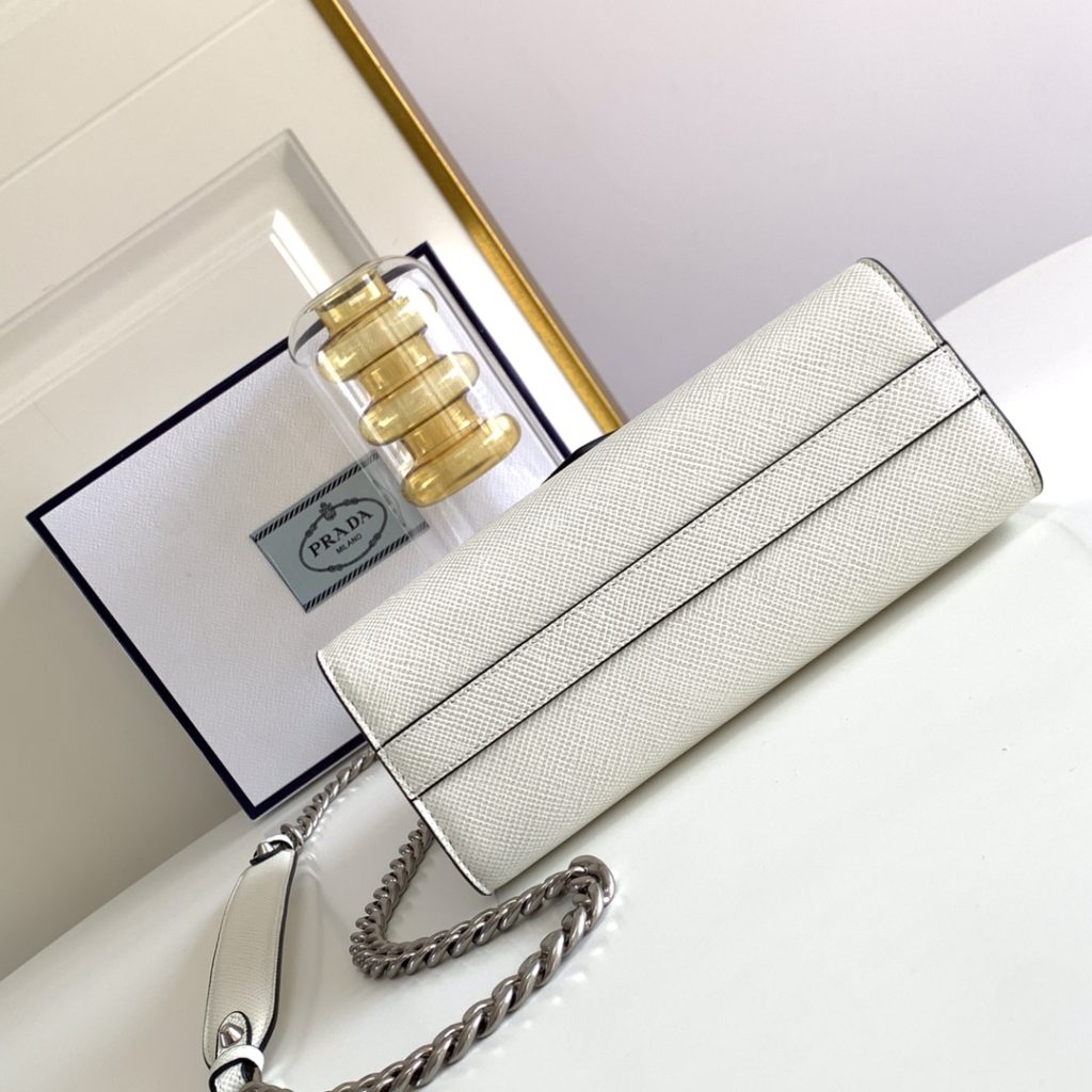 新作 入荷 格安 プラダ コピー 輸入 Saffiano レザーショルダーバッグ
