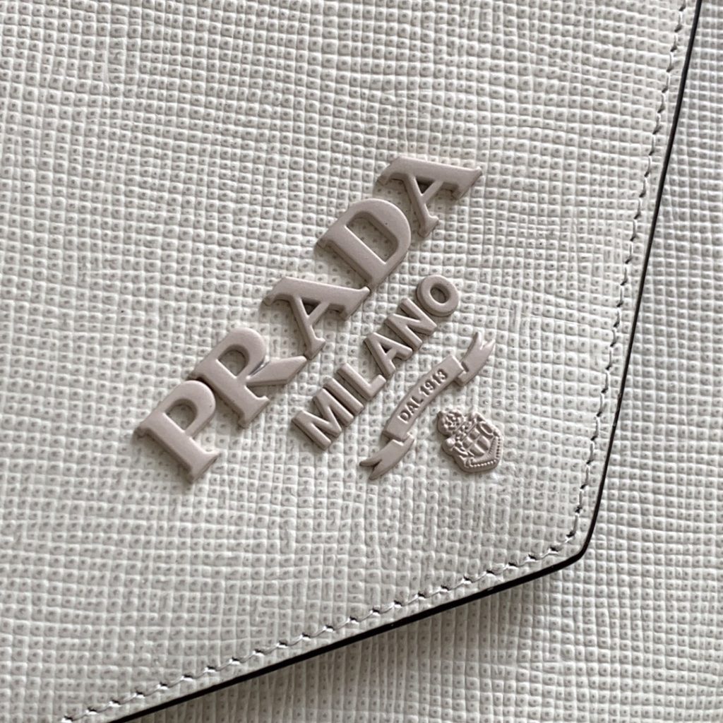 新作 入荷 格安 プラダ コピー 輸入 Saffiano レザーショルダーバッグ