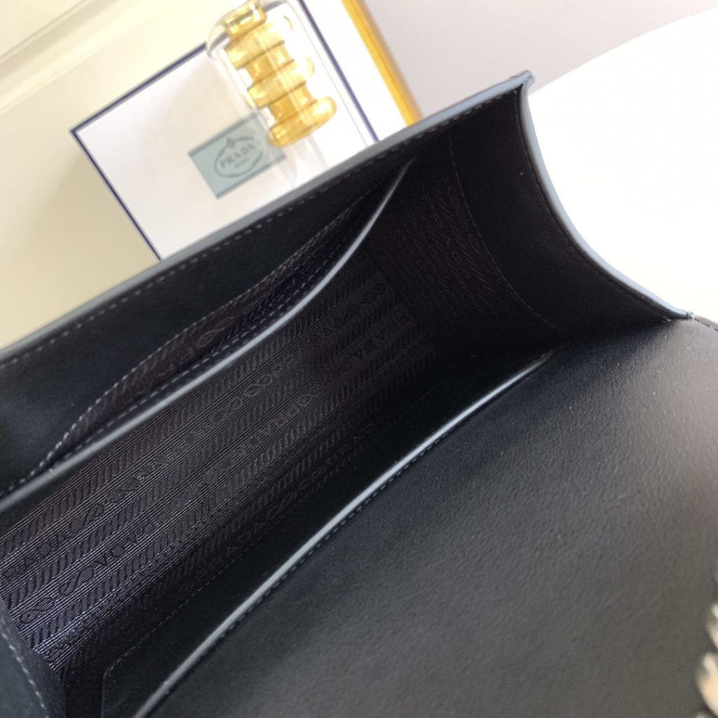  人気セール プラダ コピー  輸入 Saffiano レザーショルダーバッグ