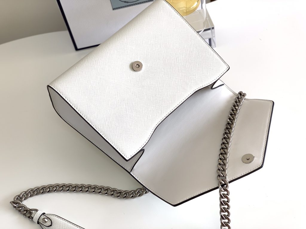 新作 入荷 格安 プラダ コピー 輸入 Saffiano レザーショルダーバッグ