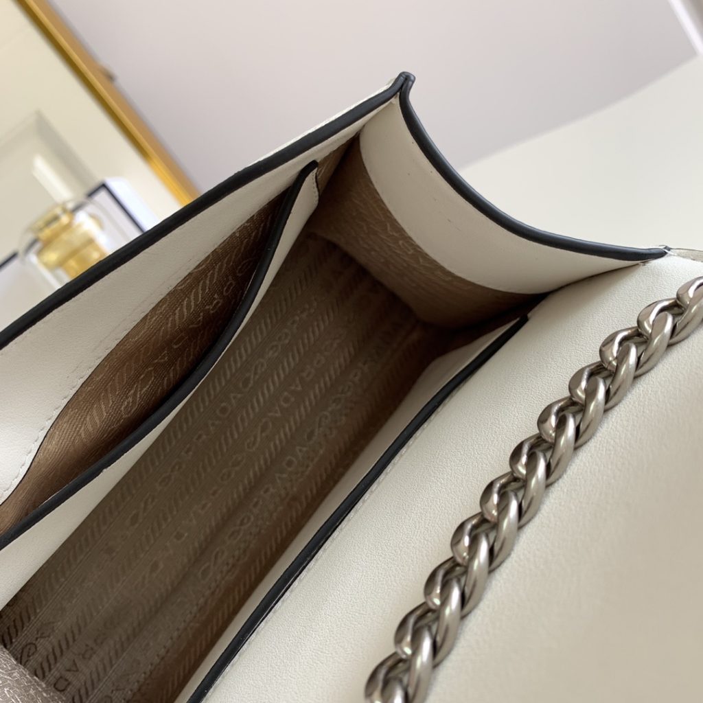 新作 入荷 格安 プラダ コピー 輸入 Saffiano レザーショルダーバッグ