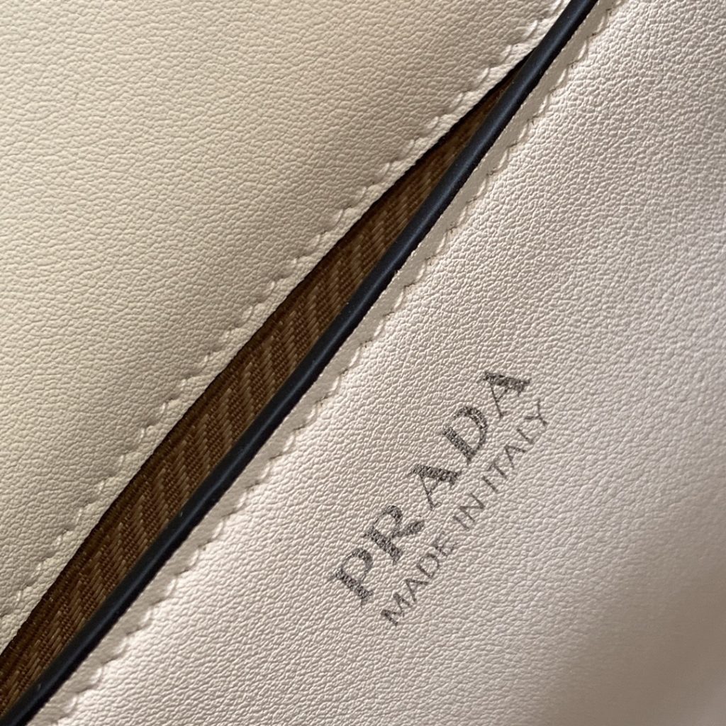 新作 入荷 格安 プラダ コピー 輸入 Saffiano レザーショルダーバッグ