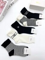有名人の愛用品 ディオール スーパーコピー ボーダーアルファベット柄ソックス