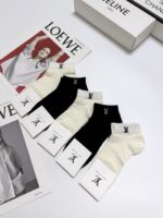 業界最高い品質 ルイヴィトン 偽物 定番無地吸汗通気性の良い靴下