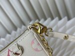 品質保証新作登場 ルイヴィトン 偽物 M81066 春シリーズEasy Pouch On Strap Monogram Empreinte レザーバッグ