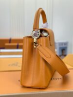 個性的 魅力的 心地よい コットン素材 ルイヴィトン スーパーコピー 優良サイト 口コミ Capucines mini ウコン のハンドバッグ