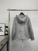 激安大特価最新作 モンクレール n級品 春夏新作フード付き日焼け止めジャケット