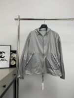 激安大特価最新作 モンクレール n級品 春夏新作フード付き日焼け止めジャケット