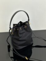 人気セール プラダ コピー Re-Edition 1978Re-Nylon タイプバケツバッグ