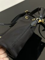 人気セール プラダ コピー Re-Edition 1978Re-Nylon タイプバケツバッグ