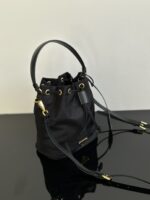 人気セール プラダ コピー Re-Edition 1978Re-Nylon タイプバケツバッグ