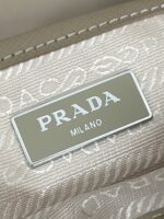 個性的 魅力的 心地よい コットン素材 プラダ 新作 偽物 1BZ677 ナイロンリュック