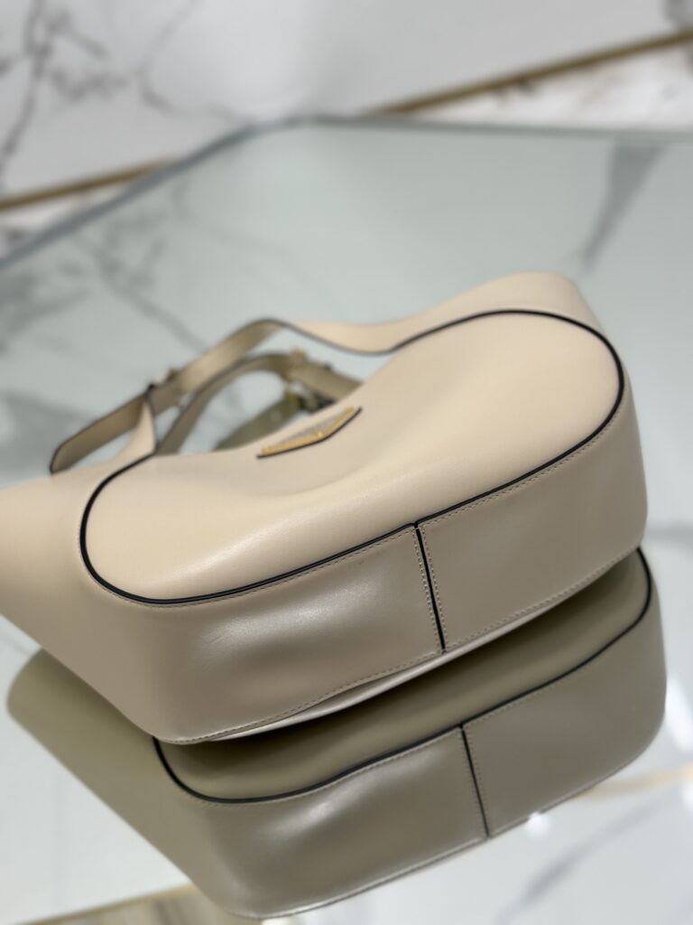 有名人の愛用品 プラダ  スーパーコピー 牛革トートバッグ
