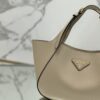 有名人の愛用品 プラダ スーパーコピー 牛革トートバッグ