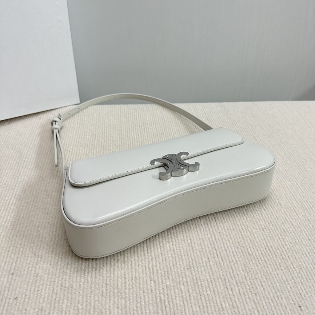 今季セール 限定品 セリーヌ n級品    TRIOMPHE カーフショルダーバッグ 