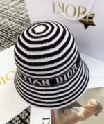 芸能人愛用 高級感ある ディオール コピー ボーダーニット帽