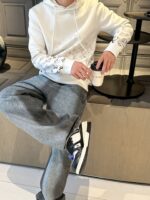 芸能人愛用 高級感ある 2024早秋新作 ルイヴィトン コピ ーパーカー