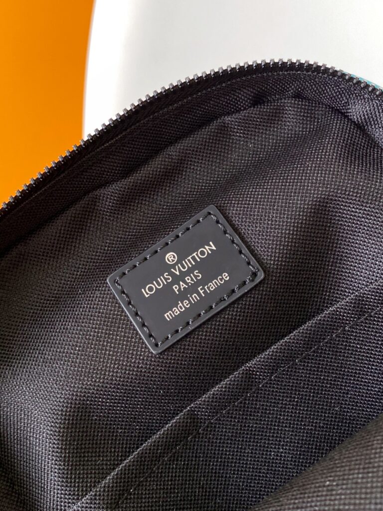 有名人の愛用品 ルイヴィトン コピー Monogram Eclipse コーティングキャンバス   M4713 Avenue ショルダーバッグ