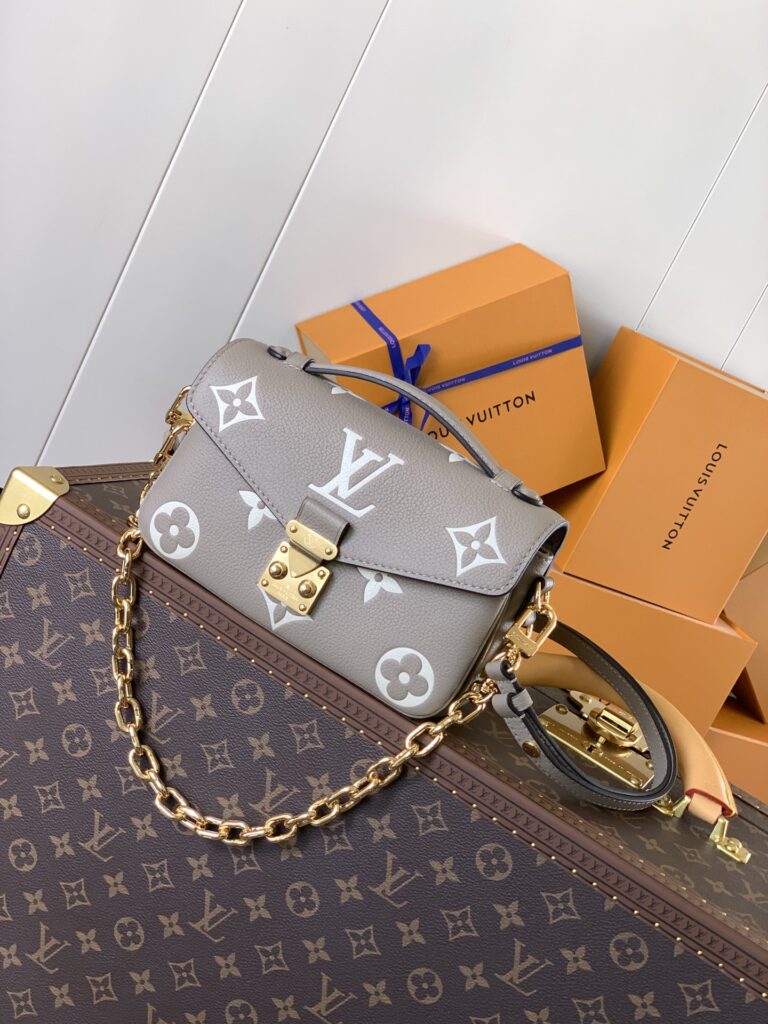 大活躍！存在感のある ルイヴィトン n級品 M23081 オーダーメイド 牛革Pochette Métis East West ハンドバッグ