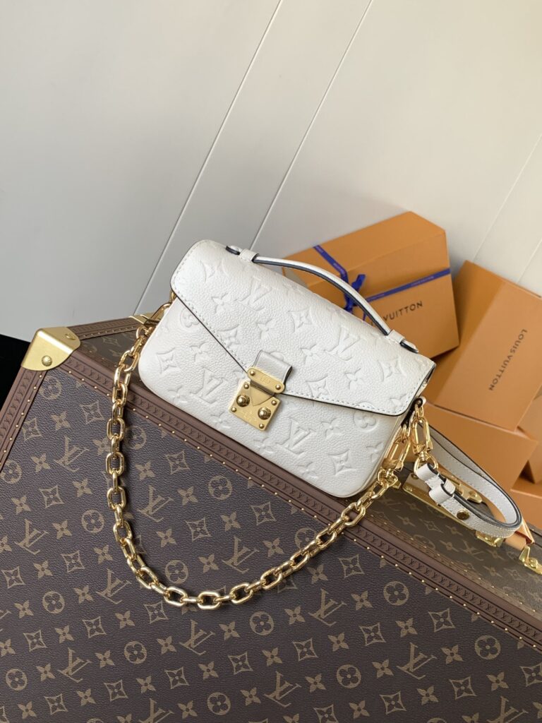 今季セール 限定品 ルイヴィトン スーパーコピー M22942 オーダーメイド 牛革Pochette Métis East West ハンドバッグ