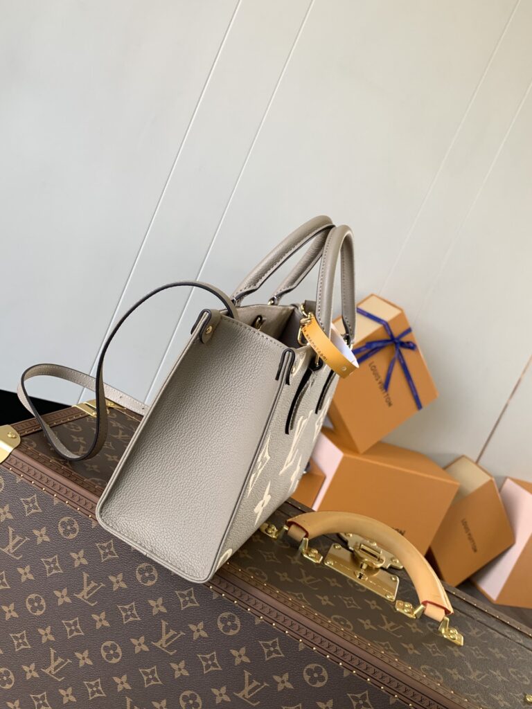個性的 魅力的 心地よい コットン素材 !  ルイヴィトン  コピー 牛革ブラックプリント OnTheGo Tote バッグ 