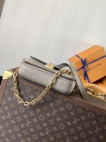 大活躍！存在感のある ルイヴィトン n級品 M23081 オーダーメイド 牛革Pochette Métis East West ハンドバッグ