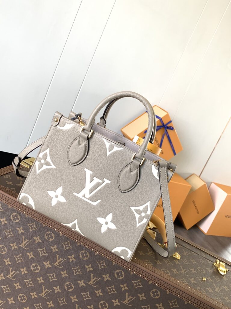 個性的 魅力的 心地よい コットン素材 !  ルイヴィトン  コピー 牛革ブラックプリント OnTheGo Tote バッグ 