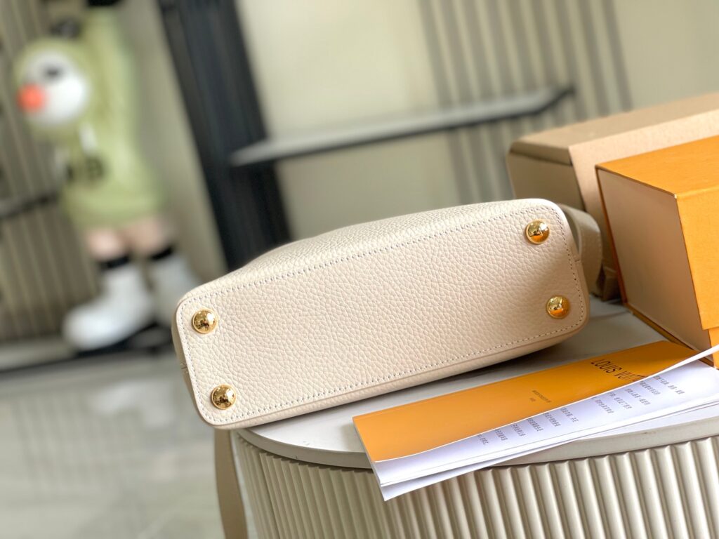 大特価！新商品!  ルイヴィトン スーパーコピー M23943 オフホワイト Capucines BB ハンドバッグ 