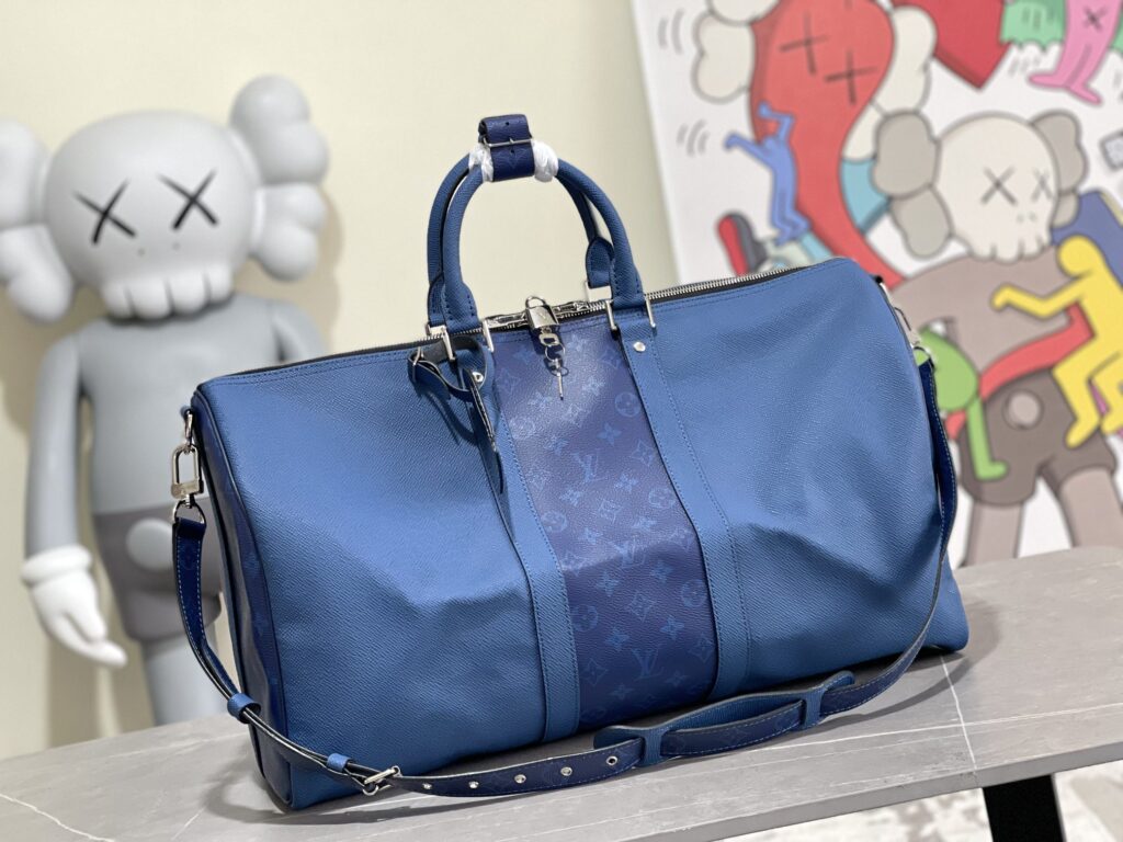 個性的 魅力的 心地よい コットン素材 ルイヴィトン コピー TaigaレザーKeepall 50 旅行バッグ