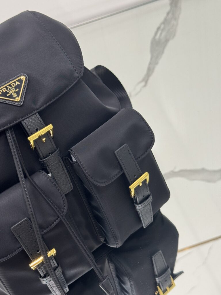 大活躍！存在感のある  プラダ  スーパーコピー 優良サイト 口コミ 定番ロングセラーナイロンリュック 