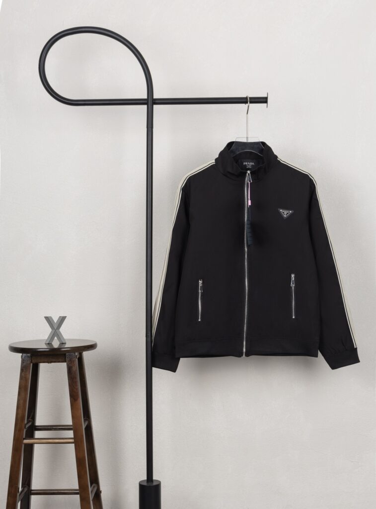 話題となる人気品 プラダ  スーパーコピー 胸ロゴファスナージャケット