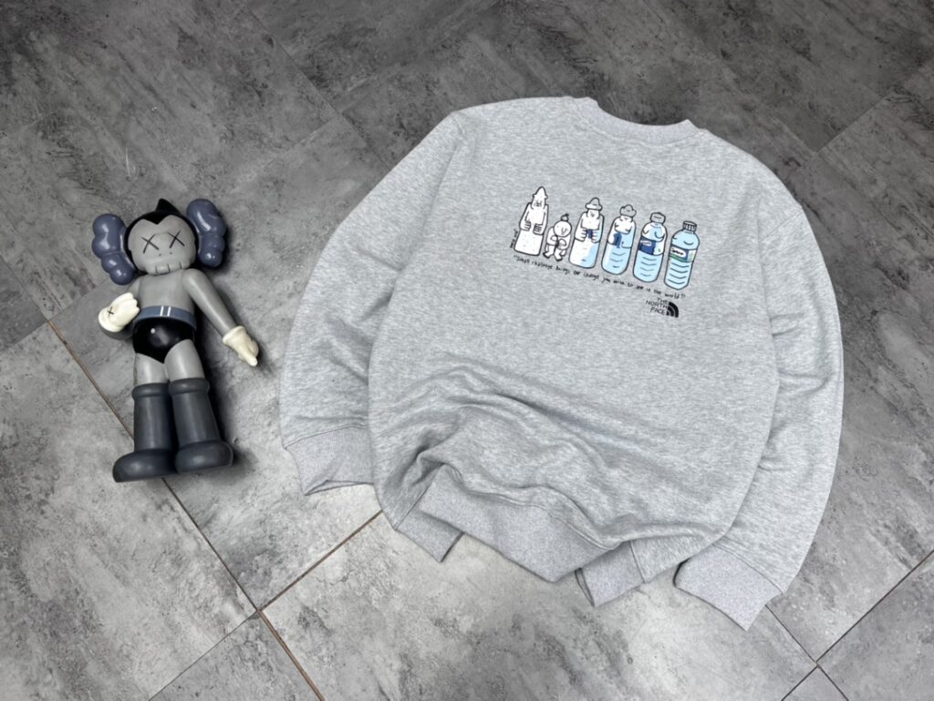 オシャレにお得100%新品 ザ・ノース・フェイス 偽物 プリントペアルラウンドネックパーカー