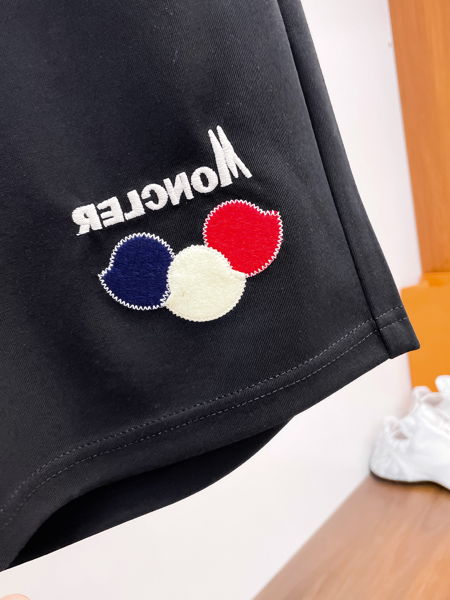 モンクレール 偽物 ショートパンツ 刺繍ロゴ入りスポーティ仕様|スーパーコピーn級優良店 4 モンクレール 偽物 ショートパンツ 刺繍ロゴ入りスポーティ仕様|スーパーコピー服