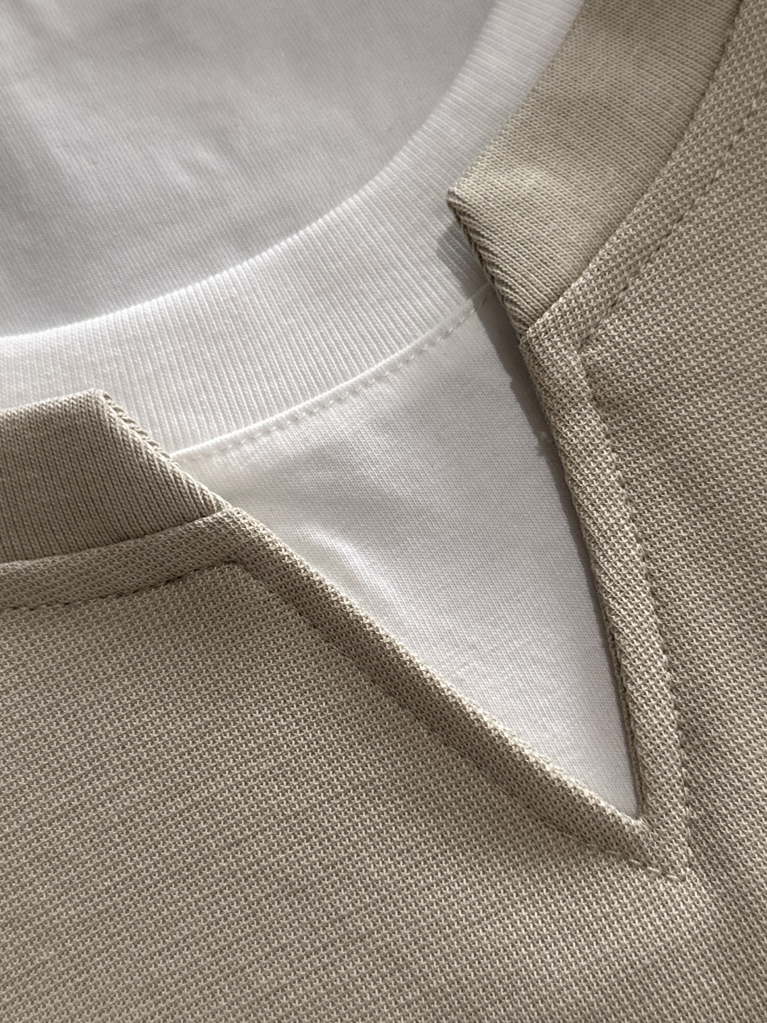 ルイヴィトン スーパーコピー 優良サイト Tシャツ 漢字風襟付き ベージュ 刺繍仕上げ|スーパーコピーn級優良店 6 ルイヴィトン スーパーコピー 優良サイト Tシャツ 漢字風襟付き ベージュ 刺繍仕上げ|スーパーコピー服