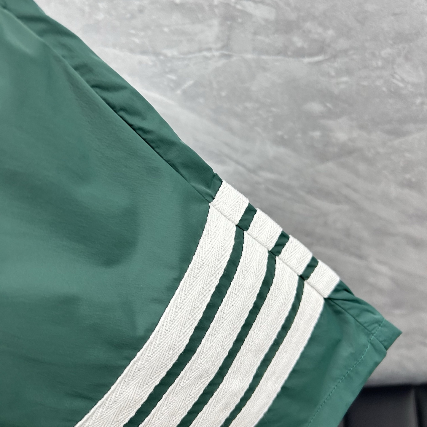 トムブラウン 偽物 ショーツ ストライプ グリーン スポーティーな夏服|スーパーコピーn級優良店 4 トムブラウン 偽物 ショーツ ストライプ グリーン スポーティーな夏服|スーパーコピー服