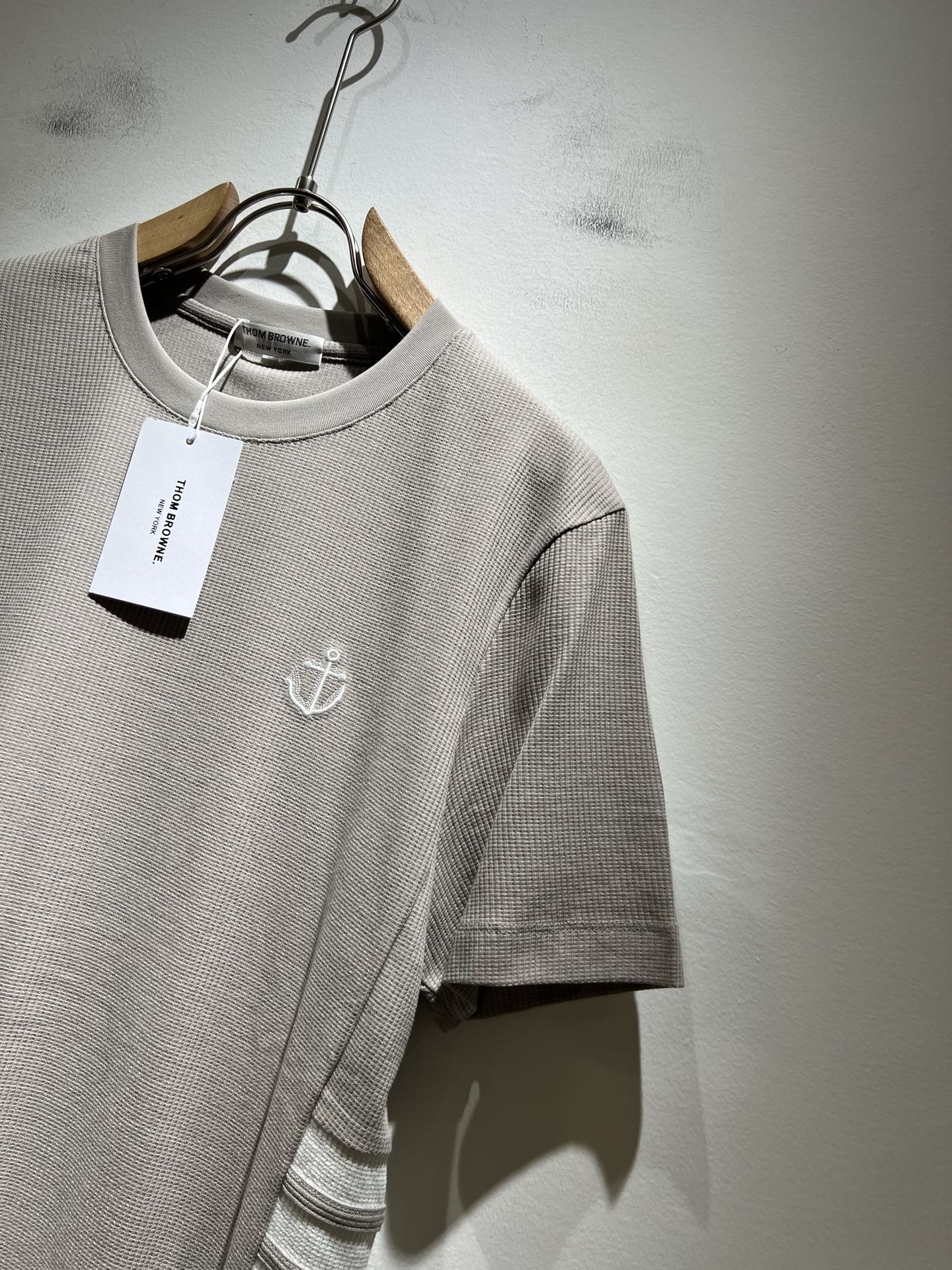 トムブラウン n級 ベージュTシャツ アンカーロゴ&立体ライン入りシルエット|スーパーコピーn級優良店 3 トムブラウン n級 ベージュTシャツ アンカーロゴ&立体ライン入りシルエット|スーパーコピー服